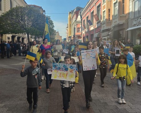 Деца със слънчеви рисунки поведоха мирното шествие против войната в Украйна