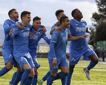 Левски остави всичко в ръцете на Ботев, Михайлов с много тежка контузия