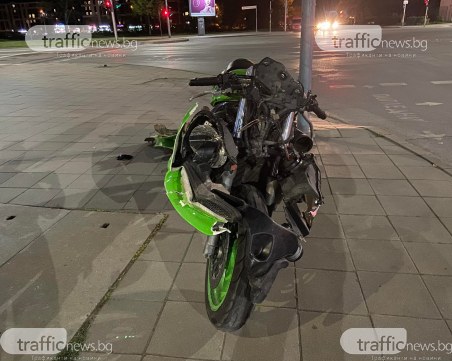 Моторист се вряза в лека кола на булевард в Пловдив