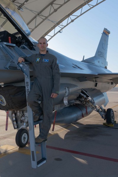 България има първия дипломиран пилот на F-16