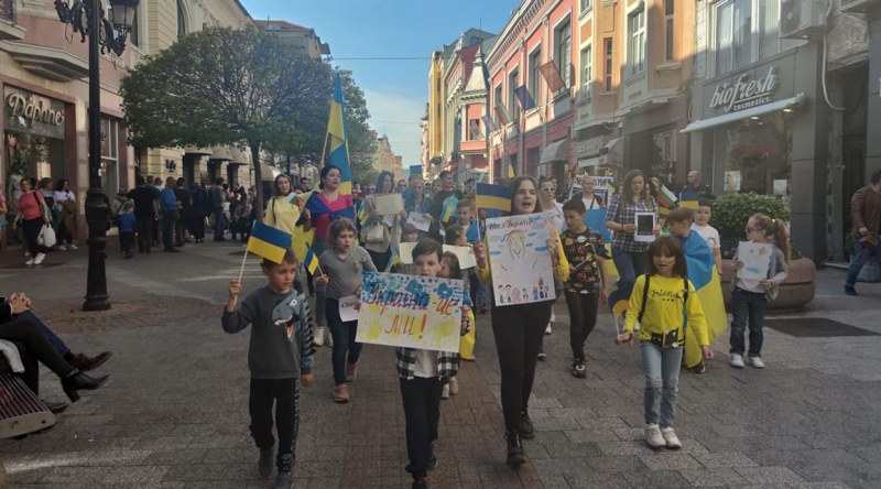Деца със слънчеви рисунки поведоха мирното шествие против войната в Украйна