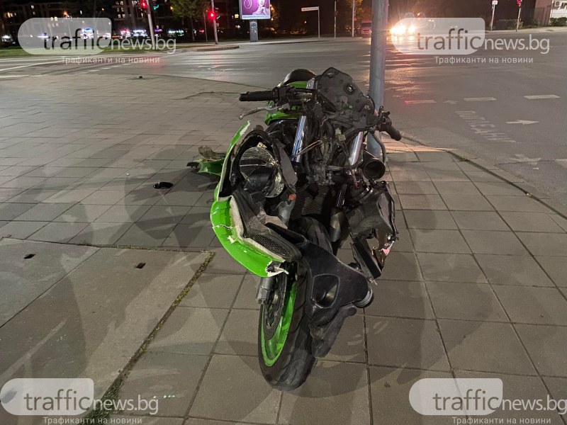 Моторист се вряза в лека кола в Пловдив, предаде репортер