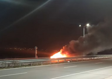 Кола се е запалила на Асеновградско шосе късно снощи На видео