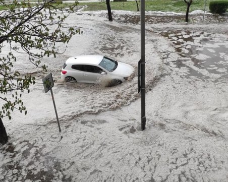 Градушка колкото лешник падна в Сливен, улиците са наводнени