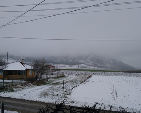 Сняг покри много места в страната