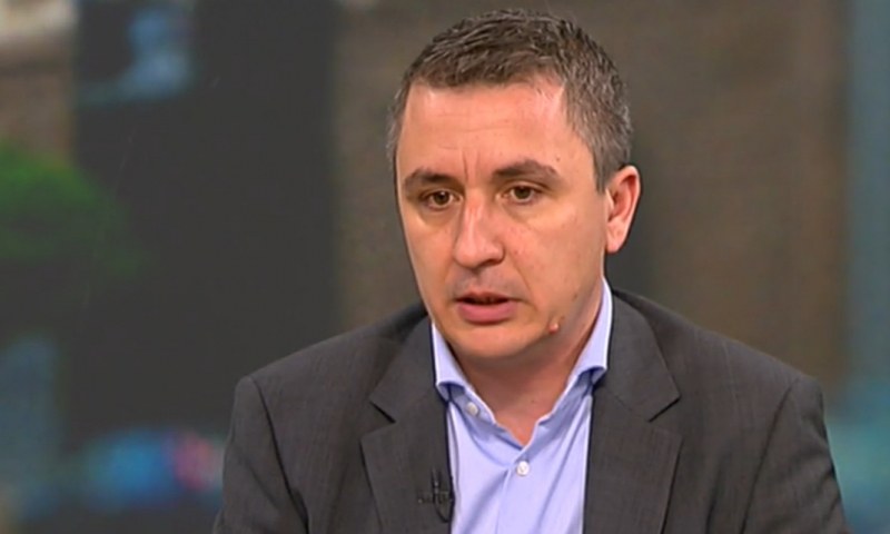 Александър Николов: Засега няма да се вдига цената на тока за бита