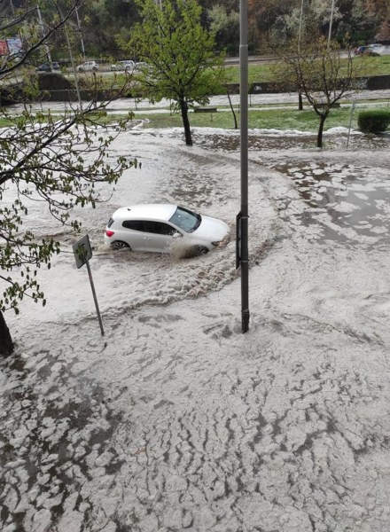 Градушка колкото лешник падна в Сливен, улиците са наводнени