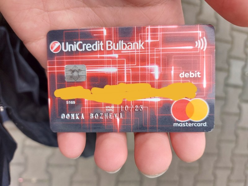 Пловдивчанин намери изгубена дебитна карта до банкомат в Тракия, съобщи