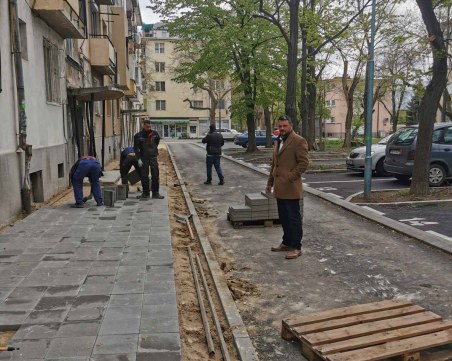 Изграждат нови тротоари в зоната на ул. 