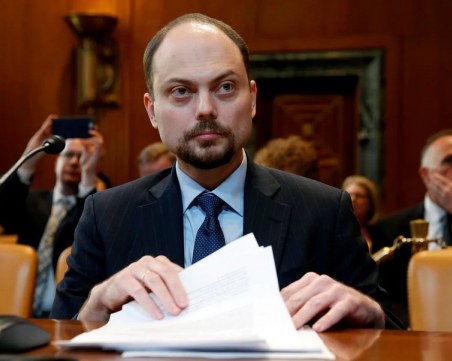 Известен критик на Кремъл беше задържан в Москва