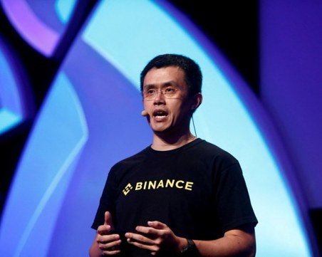 Криптомилиардер №1 в света живее под наем и ходи на срещи с тротинетка