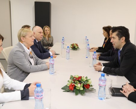 Петков кани Amazon да направят център в България