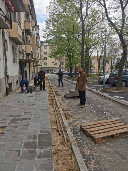 Изграждат нови тротоари в зоната на ул. 