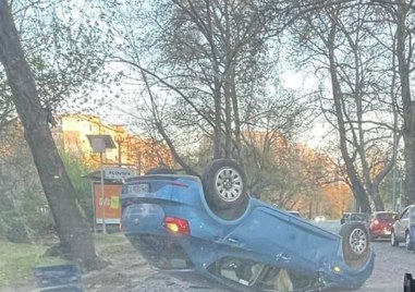 Кола се обърна по таван на пловдивски булевард сигнализираха читатели