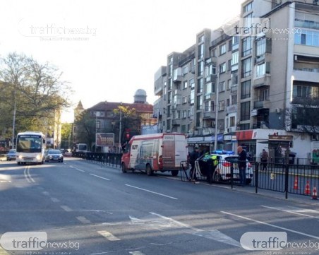 Бус отнесе мантинелите  пред площад 