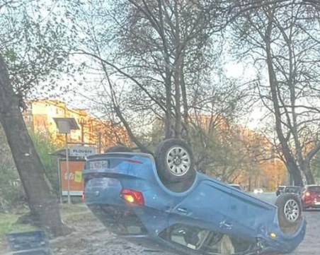Кола се обърна по таван на пловдивски булевард