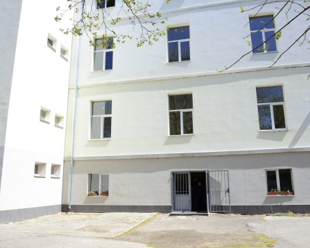 Премахнаха опасната мазилка от фасадата на Хуманитарната гимназия