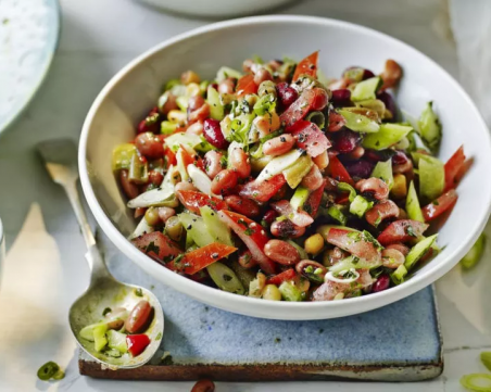 Рецепта за бобена салата със селъри и горчичен дресинг