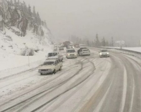 Сняг и земетресение в Турция