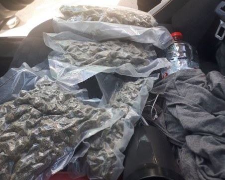 Задържаха двама младежи за разпространение на марихуана в Пловдив