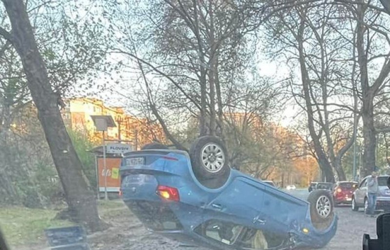 Кола се обърна по таван на пловдивски булевард