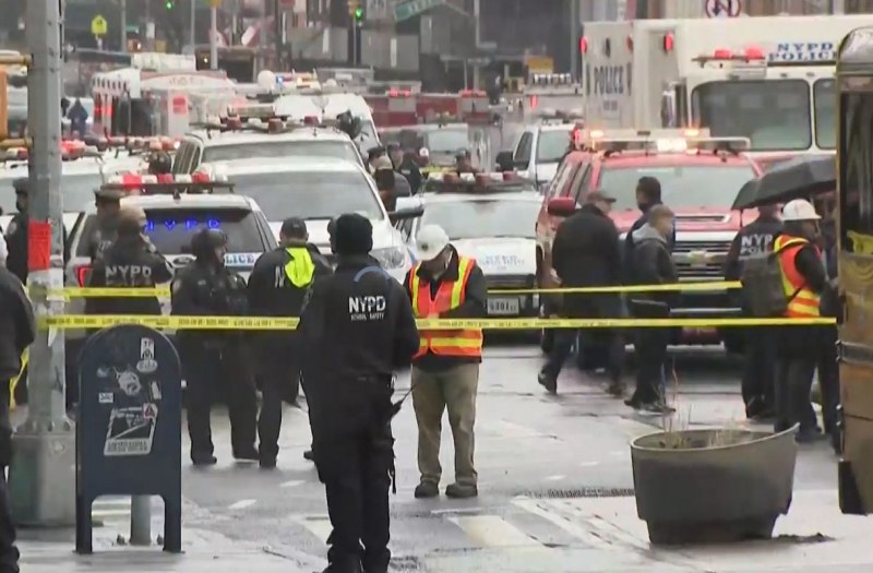 Намерени са взривни устройства в метрото в Ню Йорк след масовата стрелба