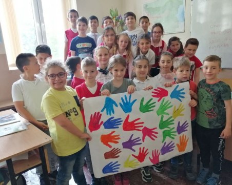 Деца събират средства за 9-годишната Никол на Великденски базар Капана