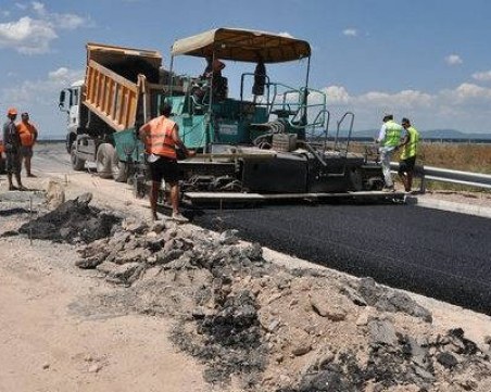 Евродепутати: България е купувала в пъти по-скъпа техника за строителство и селско стопанство