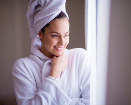 Навици, които съсипват косата ви под душа