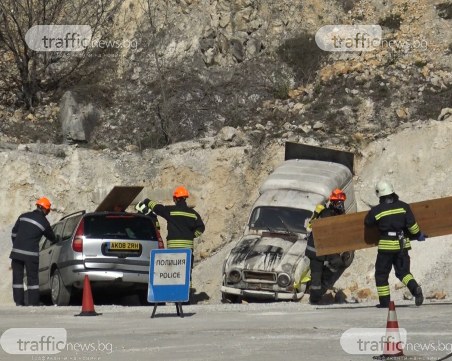 Полицаи и пожарникари със 