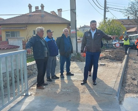 Приключва ремонтът на моста в Първенец, кметът Павел Михайлов на инспекция