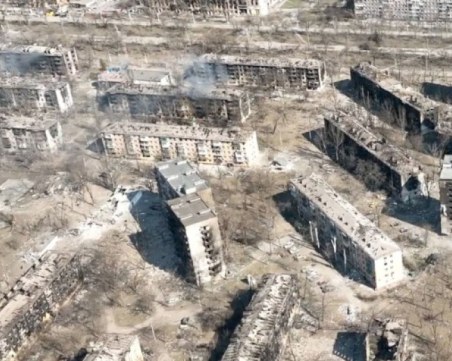 Русия обяви, че над 1000 украински войници са се предали в Мариупол, Киев отрича