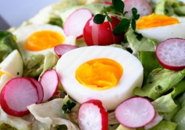 Необходими продукти маруля 3 бр яйца 5 бр пресен лук 3 стръкакраставици 2