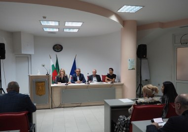 С аплодисменти и мнозинство от 22 гласа за и 0