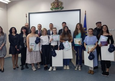Ученици от Националната художествена гимназия Цанко Лавренов откриха днес изложба