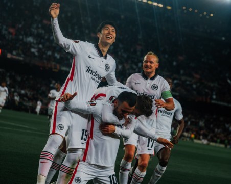 Айнтрахт Франкфурт хвърли бомбата и елиминира Барса насред 