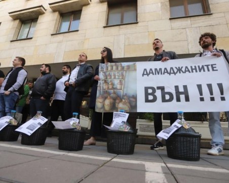 Младежи от ГЕРБ с дамаджани пред МВР, искат оставката на Бойко Рашков