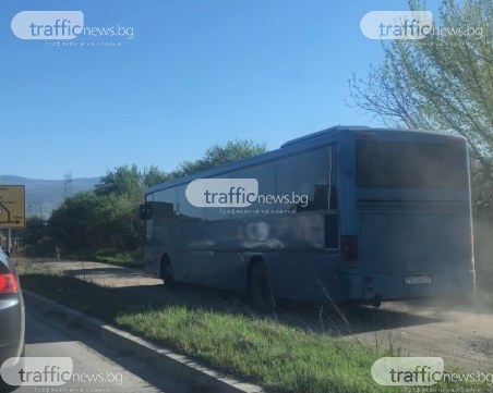 Водач на автобус пререди десетки коли в час пик в Пловдив, премина през локално платно