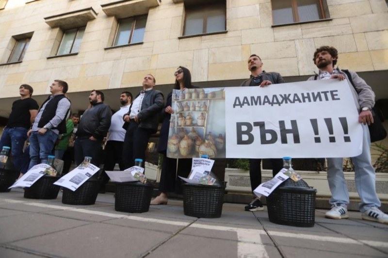 Младежи от ГЕРБ с дамаджани пред МВР, искат оставката на Бойко Рашков