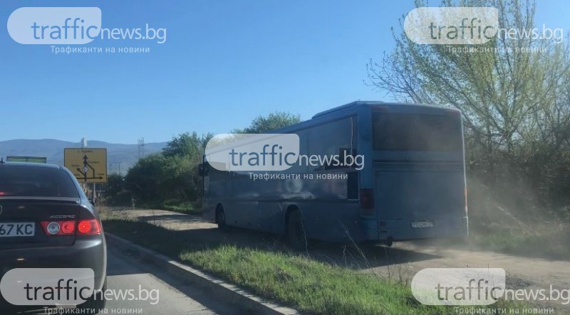Водач на автобус пререди десетки коли в час пик в Пловдив, премина през локално платно
