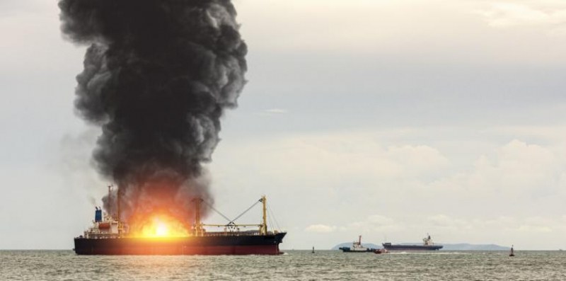 Взрив избухна на руски кораб, евакуираха 500 души