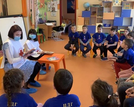 Доброволци от БЧК четоха приказки на децата в Пловдив