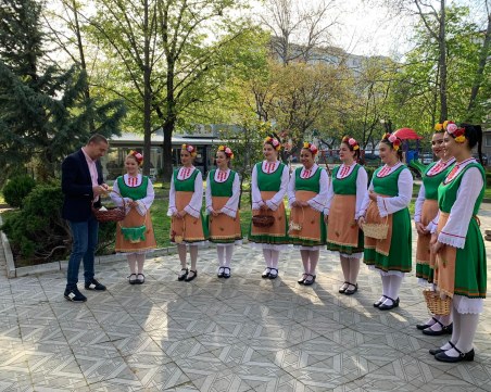 Лазарки изненадаха район 