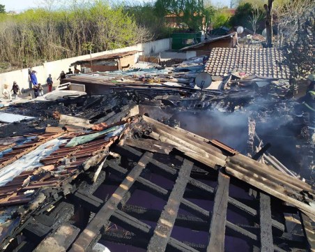 Няколко къщи са изпепелени при пожара в Аджисана