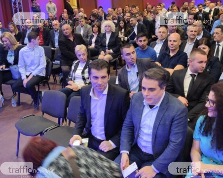 ПП стана партия в Пловдив, Кирил Петков и Асен Василев събрали група чистачи на България