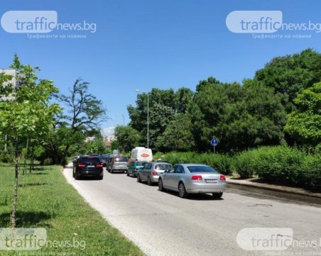 Улица в Пловдив се превърна в писта! Граждани към кмета: Ще вдигнем бунт, ако не бъдат взети мерки