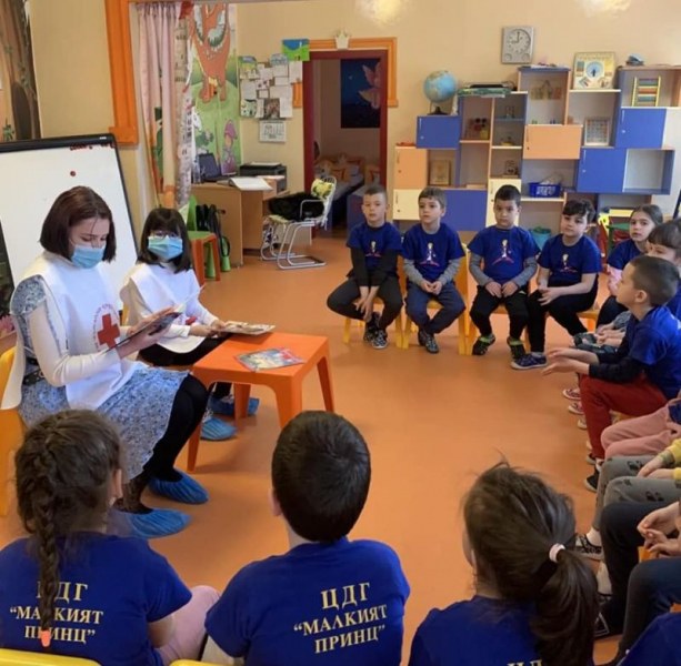 Доброволци от БЧК четоха приказки на децата в Пловдив