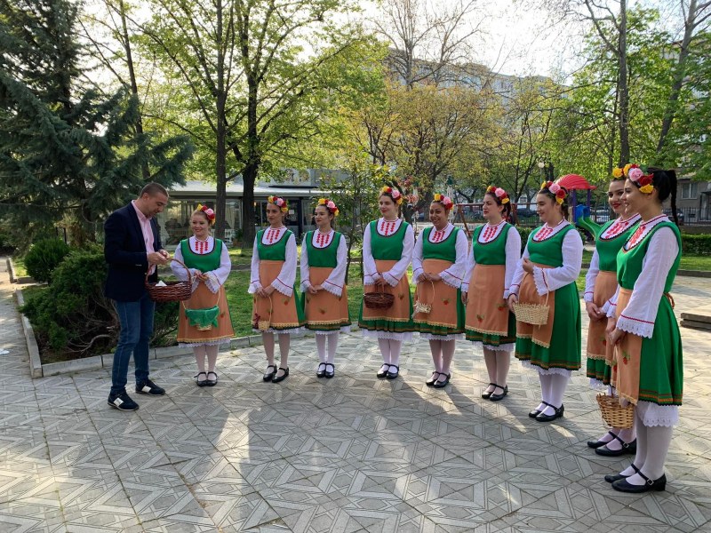Лазарки изненадаха район