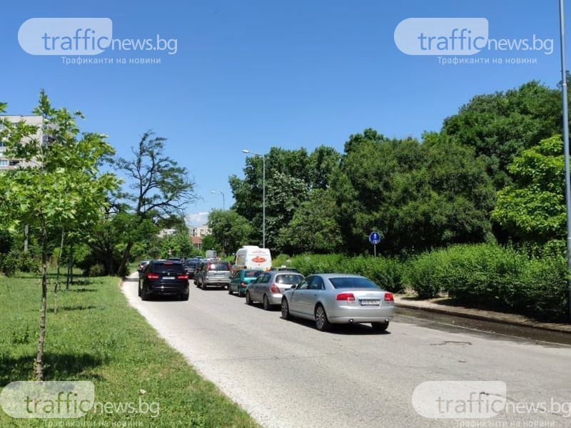 Улица в Пловдив се превърна в писта! Граждани към кмета: Ще вдигнем бунт, ако не бъдат взети мерки