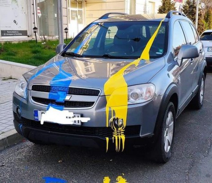 Заляха с боя кола на руснак в цветовете на Украйна